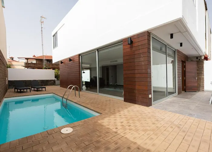 Modern 2Br House - Private Pool - Parking